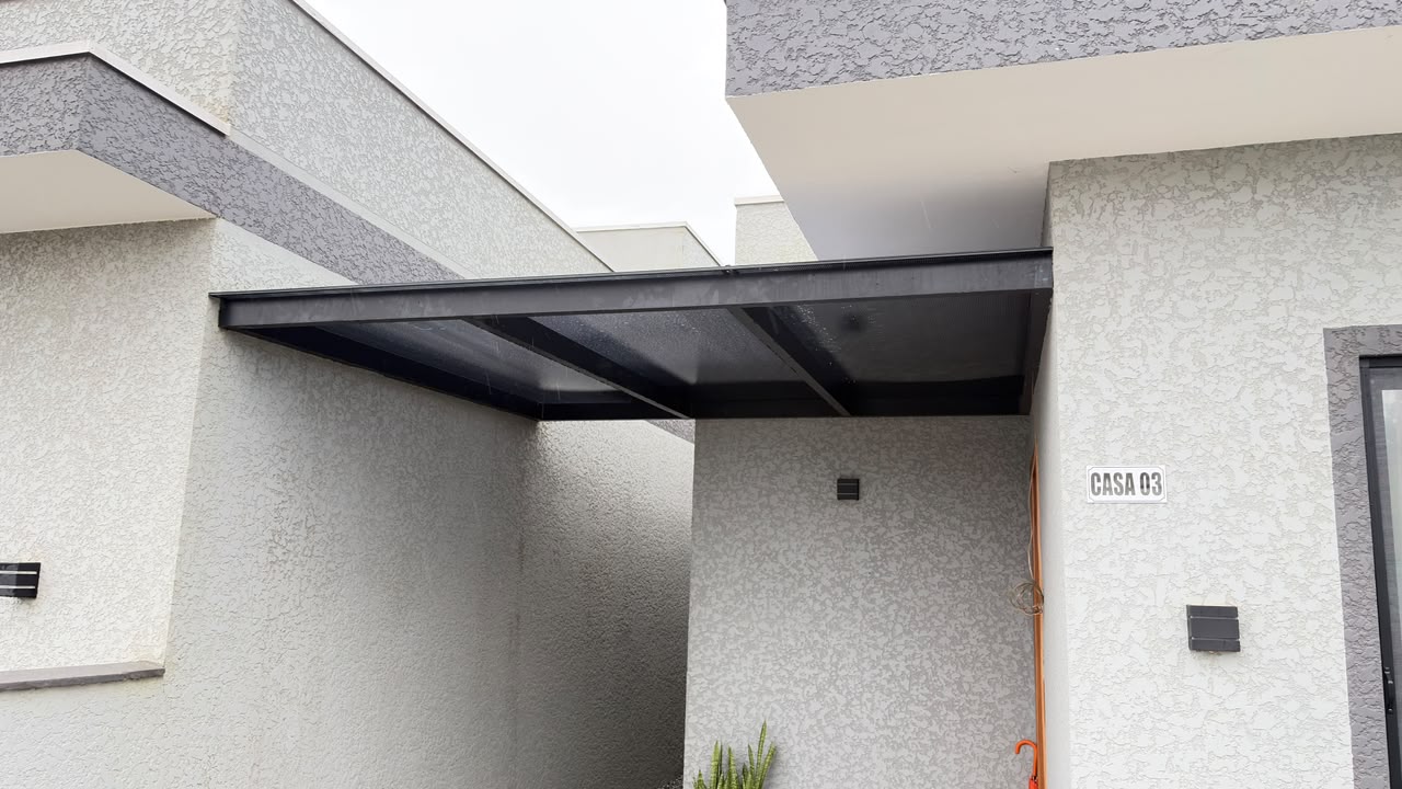 Fachada moderna com esquadrias de alumínio e vidro